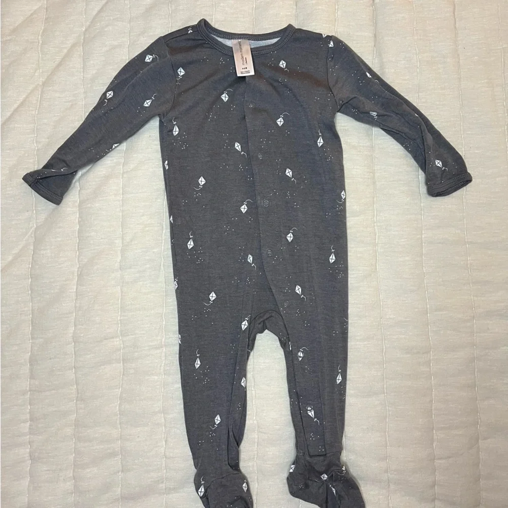 Modern Moments by Gerber Super Soft Gray Kite Print Footie Size 6-9 Months